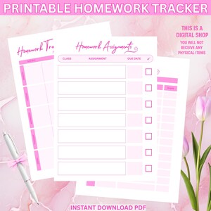 Puede incluir: Un rastreador de tareas imprimible con detalles en rosa. El diseño incluye una hoja de tareas con secciones para clase, tarea y fecha de vencimiento. El texto "Homework Tracker" y "Homework Assignments" son visibles.