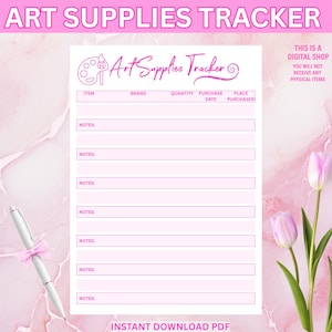 Peut inclure: Un suivi des fournitures d'art rose avec le texte "ART SUPPLIES TRACKER" en haut. Le suivi comprend des sections pour l'article, la marque, la quantité, la date d'achat et le lieu d'achat. Un stylo avec un nœud rose est à gauche.