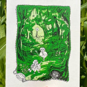 Puede incluir: Ilustración en verde y negro de una escena de bosque con dos personajes de dibujos animados caminando por un sendero. La obra de arte tiene un borde de cadena y un anillo en la esquina inferior izquierda. El bosque está lleno de exuberante follaje verde.