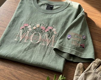 Camiseta bordada para mamá, con nombre personalizado en la manga y flor de nacimiento floral, regalo para el Día de la Madre.