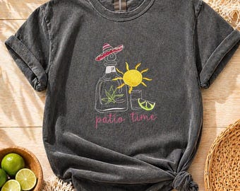 Camiseta bordada con diseño de bebidas en la terraza, top para la hora feliz, look para el brunch, regalo de fin de semana en el lago para ella.