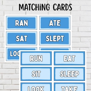 以下が含まれることがあります： 「PRESENT & PAST TENSE MATCHING CARDS」の文字が入った教育用マッチングカード。カードは水色で、白字で「RAN」、「ATE」、「RUN」、「EAT」などの動詞が書かれています。学習用に設計されています。