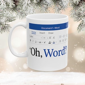 Op de afbeelding: Witte keramische mok met een handvat, met een blauw en wit ontwerp dat lijkt op een Microsoft Word-interface. De tekst "Oh, Word?" staat prominent op de mok, samen met de Word-menubalk.