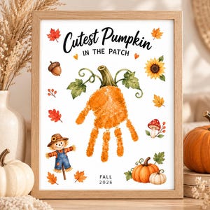Puede incluir: Una impresión enmarcada con el texto Cutest Pumpkin IN THE PATCH y FALL 2026. El centro muestra una huella de mano naranja con forma de calabaza con hojas verdes y un tallo. Incluye un espantapájaros, girasol, bellota, seta y hojas de otoño alrededor.