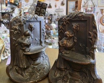 Sujetalibros de bronce antiguo con niña en la fuente