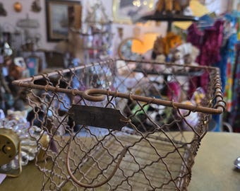 Cesta utilitaria de metal de mediados de siglo