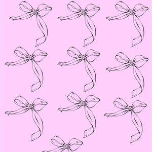 K&ouml;nnte beinhalten: Rosa Hintergrund mit einem Muster aus schwarzen, mit Linien gezeichneten Schleifen. Der Text "SAVE &pound;10" steht oben, zusammen mit einer kleinen Schleife und "&pound;1". Die Schleifen sind mit flie&szlig;enden B&auml;ndern stilisiert.