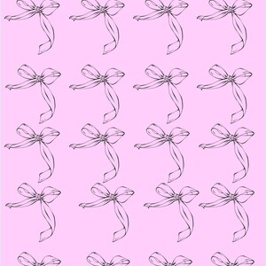 K&ouml;nnte beinhalten: Ein rosa Hintergrund mit einem sich wiederholenden Muster aus schwarzen, mit Linien gezeichneten Schleifen. Der Text "SAVE &pound;100" steht oben, mit einer kleineren "&pound;5"-Grafik. Die Schleifen sind stilisiert mit flie&szlig;enden B&auml;ndern.