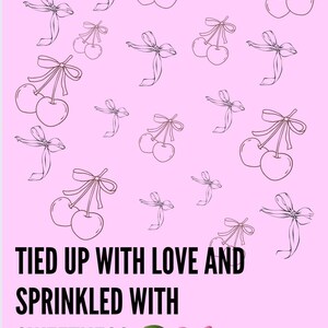 K&ouml;nnte beinhalten: Rosa Hintergrund mit einem Muster aus Kirschen und Schleifen. Der Text lautet: &bdquo;TIED UP WITH LOVE AND SPRINKLED WITH SWEETNESS&ldquo;. Am unteren Rand befinden sich ein Kirsch- und Schleifen-Emoji. Das Bild ist ein s&uuml;&szlig;es, romantisches Design.