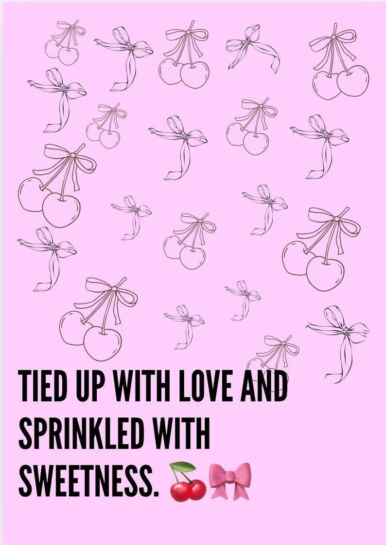 K&ouml;nnte beinhalten: Rosa Hintergrund mit einem Muster aus Kirschen und Schleifen. Der Text lautet: &bdquo;TIED UP WITH LOVE AND SPRINKLED WITH SWEETNESS&ldquo;. Am unteren Rand befinden sich ein Kirsch- und Schleifen-Emoji. Das Bild ist ein s&uuml;&szlig;es, romantisches Design.