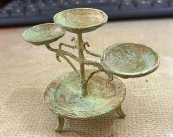 Bronzen olielamp met drie koppen in antieke stijl met verdigrispatina