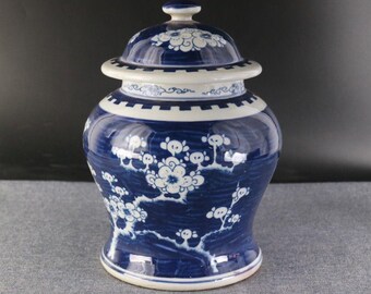 Jarrón de porcelana con tapa y diseño de flor de ciruelo azul y blanco.