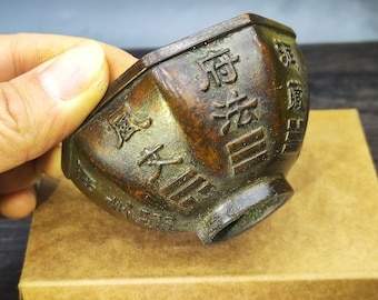Cuenco Bagua de bronce antiguo, recipiente ritual de los ocho trigramas del Feng Shui.