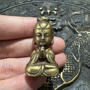 Statua vintage in ottone di Guanyin, statuetta di Buddha in stile chibi, decorazione per scrivania da meditazione.