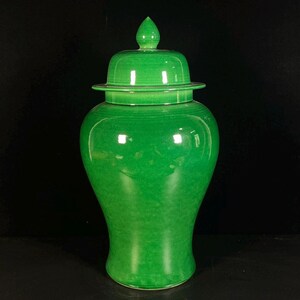 Jarrón de porcelana con tapa, esmalte verde esmeralda y base de porcelana monocromática maciza.