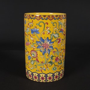 Kejserlig gul Famille Rose porslinspenselkruka, Qianlong-märket blommig kinesisk pennhållare
