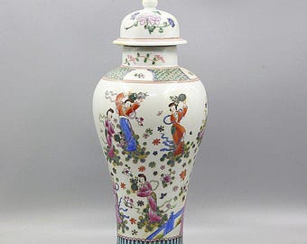 Jarrón de porcelana Famille Rose pintado a mano con tapa, urna con forma de templo con doncellas celestiales esparciendo flores.