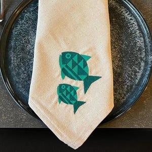 Juego de 2 servilletas de tela con bordado de peces, decoración de mesa costera, regalo