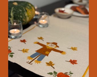 Runner ricamato spaventapasseri: decorazione autunnale per la tavola