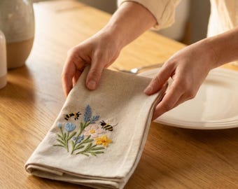 Tovaglioli ricamati con fiori, coniglietti e uccellini, decorazione estiva per la tavola, set da 2