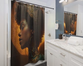 Può includere: Tenda da doccia raffigurante il profilo di una donna con la pelle scura, i capelli ricci e gioielli d'oro. Lo sfondo è di una calda tonalità dorata. La tenda è in un bagno con mobili bianchi e un piano di lavoro in marmo.