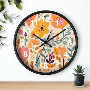 Peut inclure: Une horloge murale ronde avec un cadre noir. Le cadran présente un motif floral aux tons orange, jaune, rose et vert sur un fond crème. Des chiffres blancs indiquent les heures. Les aiguilles de l'horloge sont noires.