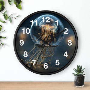 Puede incluir: Reloj de pared redondo negro con diseño de medusa. La esfera del reloj muestra una medusa dentro de una burbuja, con números blancos que indican las horas. La medusa tiene un tono dorado y el fondo es azul oscuro.