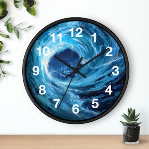 Puede incluir: Un reloj de pared redondo con marco negro y una esfera que presenta un diseño de ola oceánica azul arremolinada. El reloj tiene números arábigos blancos del 1 al 12 dispuestos en círculo y manecillas negras en el centro de la esfera.