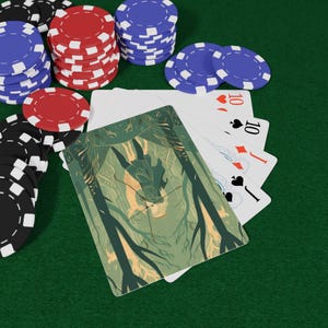 Könnte beinhalten: Ein Kartenspiel mit einer individuellen grünen Waldillustration auf der Rückseite, aufgefächert neben Stapeln von roten, blauen und schwarzen Pokerchips. Die sichtbaren Karten zeigen eine Herz-Zehn, Pik-Zehn, Karo-Bube und Pik-Bube.