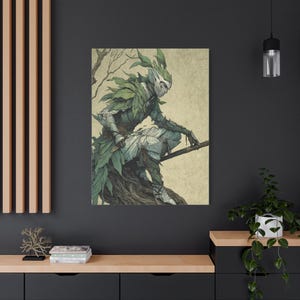 Könnte beinhalten: Leinwanddruck mit einer Fantasy-Illustration einer humanoiden Figur, die mit grünen Blättern und Rüstung geschmückt ist und auf einem Ast sitzt. Das Kunstwerk hat eine gedämpfte Farbpalette mit Grüntönen, Weiß und Beige, die eine mystische Atmosphäre erzeugt.