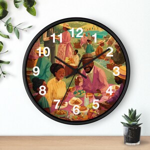 Puede incluir: Reloj de pared redondo con marco negro, que muestra una ilustración de una escena de picnic. La esfera del reloj tiene números blancos y manecillas negras. La obra de arte representa a personas disfrutando de una comida al aire libre, con colores vibrantes y figuras detalladas.