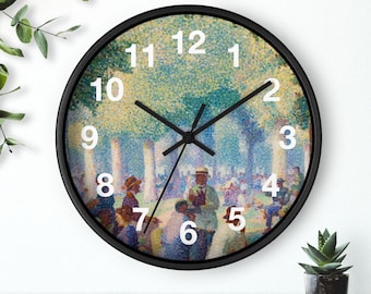 Könnte beinhalten: Eine runde Wanduhr mit schwarzem Rahmen. Das Zifferblatt zeigt ein pointillistisches Gemälde einer Parkszene mit Figuren und Bäumen. Weiße Ziffern markieren die Stunden, und schwarze Zeiger zeigen die Zeit an.