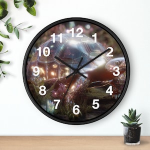 Könnte beinhalten: Eine runde Wanduhr mit schwarzem Rahmen. Das Zifferblatt zeigt ein detailliertes Bild einer Schildkröte mit strukturiertem Panzer und ruhigem Ausdruck. Weiße Ziffern markieren die Stunden auf dem Schildkrötenbild. Die Zeiger der Uhr sind schwarz.