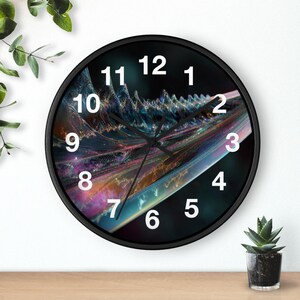 Peut inclure: Une horloge murale ronde avec un cadre noir et un cadran présentant un motif fractal abstrait sombre dans des tons de bleu, violet et orange. L'horloge possède de grands chiffres arabes blancs de 1 à 12 et de fines aiguilles noires.