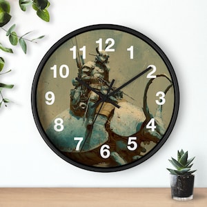 Puede incluir: Un reloj de pared redondo con marco negro. La esfera del reloj presenta una ilustración detallada de una figura montada sobre un insecto grande. Números blancos marcan las horas. Las manecillas del reloj son negras.