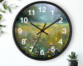 Könnte beinhalten: Eine runde Wanduhr mit schwarzem Rahmen. Das Zifferblatt zeigt ein Feld mit Wildblumen in Gelb, Lila und Grün. Weiße Ziffern markieren die Stunden. Die Zeiger der Uhr sind schwarz.