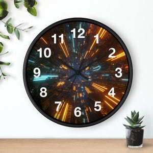 Pode incluir: Um relógio de parede redondo com moldura preta. O mostrador do relógio apresenta um design de arte digital com raios de luz laranja e azul sobre um fundo escuro. Os algarismos brancos marcam as horas.