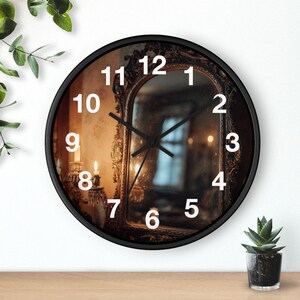 Op de afbeelding: Een ronde zwarte wandklok met een spiegelend oppervlak, Romeinse cijfers en zwarte wijzers. De wijzerplaat van de klok toont een vintage spiegel met kaarsreflecties, wat een warme, antieke uitstraling creëert. De klok heeft een diameter van ongeveer 30 cm.