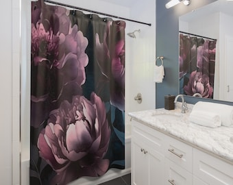 Op de afbeelding: Een douchegordijn met een bloemenpatroon met grote, gestileerde pioenrozen in tinten paars en roze tegen een donkere achtergrond. Het gordijn hangt in een badkamer met witte kasten, een marmeren aanrecht en een donkere tegelvloer.