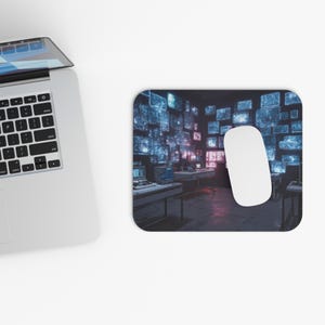 Könnte beinhalten: Ein rechteckiges Mauspad mit einer digitalen Kunstszene mit mehreren Bildschirmen in Blau- und Rosatönen. Eine weiße Maus liegt auf dem Pad, neben einem Laptop.