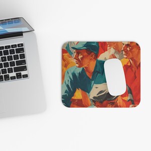 Könnte beinhalten: Ein rechteckiges Mauspad mit einer Vintage-Illustration von Männern in einer Menschenmenge, mit einer weißen Computermaus darauf. Die Männer tragen blaue, rote und gelbe Kleidung. Das Mauspad befindet sich neben einem Laptop.