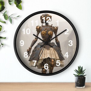 Puede incluir: Reloj de pared redondo con marco negro. La esfera del reloj presenta una figura de robot de estilo steampunk con detalles dorados y bronce, vestida con un vestido. Los números blancos marcan las horas.