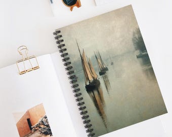 Puede incluir: Cuaderno de espiral con una pintura de paisaje de veleros en un río brumoso. La portada presenta tonos apagados de beige, gris y marrón. El cuaderno está abierto, revelando páginas en blanco y un clip dorado.