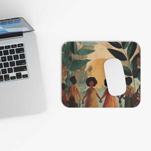 Könnte beinhalten: Rechteckiges Mauspad mit einer Illustration von Menschen, die sich im Kreis an den Händen halten, mit einer großen gelben Sonne im Hintergrund. Das Design umfasst grünes Laub und eine weiße Computermaus.