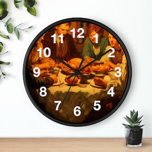 Puede incluir: Un reloj de pared redondo con marco negro. La esfera del reloj presenta una pintura vintage de una familia reunida alrededor de una mesa llena de comida. Los números blancos marcan las horas sobre los tonos cálidos de la pintura.