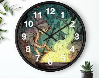 Peut inclure: Une horloge murale ronde noire représentant une sorcière remuant un chaudron avec une flamme verte et jaune. Le cadran de l'horloge a des chiffres blancs et des aiguilles noires. L'arrière-plan est une scène de forêt sombre.