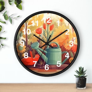 Könnte beinhalten: Eine runde Wanduhr mit schwarzem Rahmen. Das Zifferblatt zeigt eine Gartenszene mit einer grünen Gießkanne, einem roten Vogel und Blumen. Weiße Zahlen markieren die Stunden. Die Uhrzeiger sind schwarz.