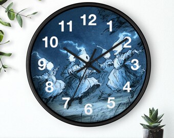 Peut inclure: Une horloge murale ronde avec un cadre noir. Le cadran de l'horloge présente un fond bleu foncé avec une illustration stylisée de personnages en robes blanches dansant. Les chiffres des heures sont blancs.