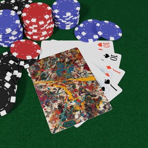 Puede incluir: Un juego de póquer con cartas y fichas. Las cartas muestran el número 10 en los palos de corazones, diamantes, picas y tréboles. Las fichas son rojas, azules y negras, dispuestas sobre una superficie verde.