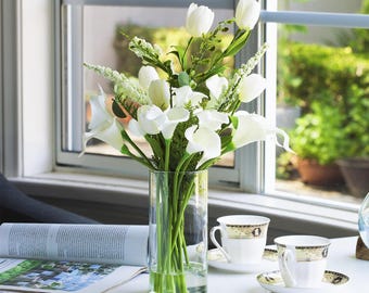 Arreglo floral de lirio de cala y tulipán de tacto real de 18" (45 cm): Centro de mesa con jarrón transparente y agua artificial